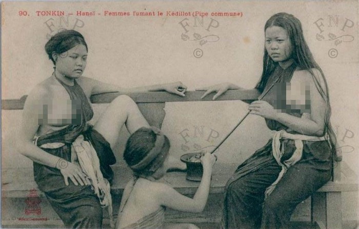 Hai người phụ nữ Hà Nội hút chung một điếu bát bên cạnh một người hầu.